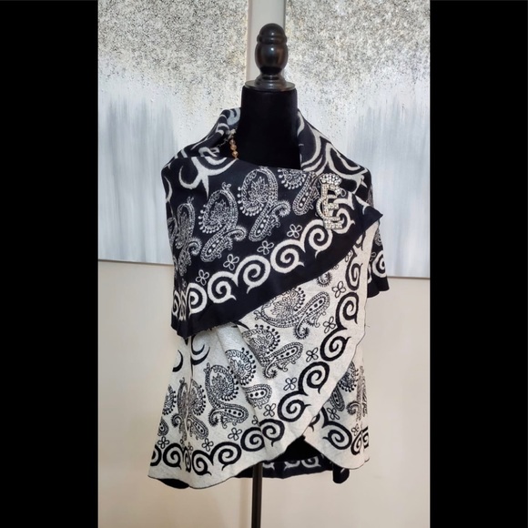 Reversible Shawl Black And White. Beautiful Cape - Picture 5 of 5